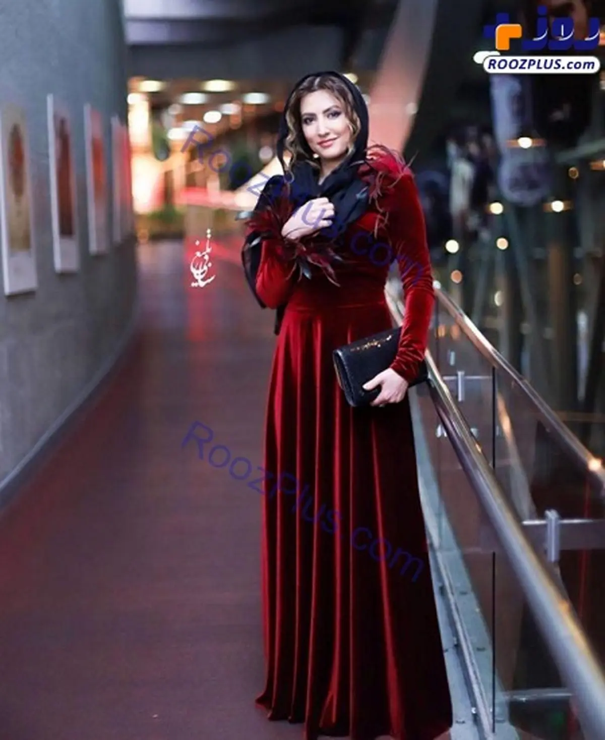 تصویری از لباس عجیب و غریب خانم بازیگر به جای مانتو