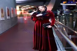 تصویری از لباس عجیب و غریب خانم بازیگر به جای مانتو