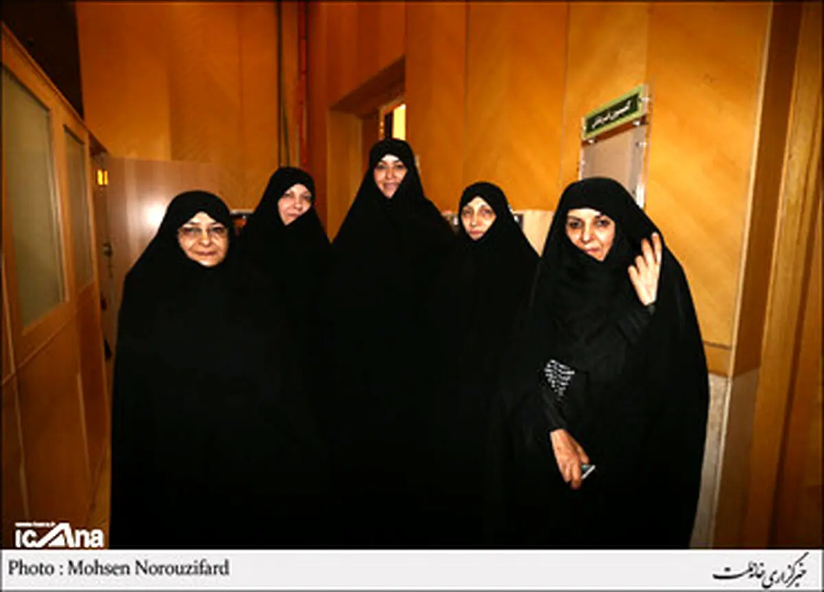الهام چرخنده در کنار نمایندگان زن مجلس/ عکس