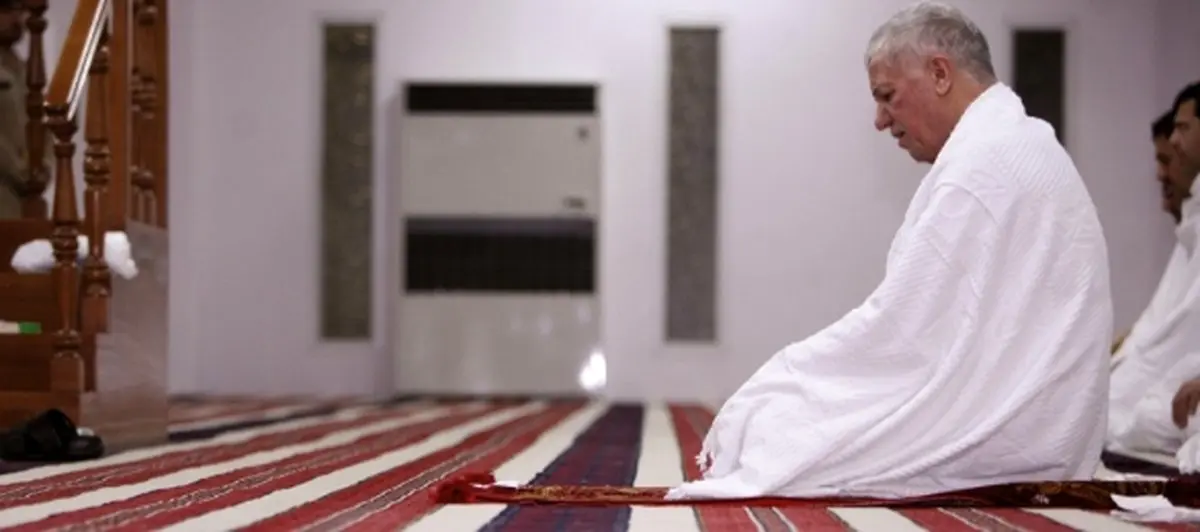 نماز هاشمی با لباس احرام/ عکس