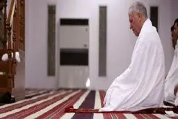 نماز هاشمی با لباس احرام/ عکس