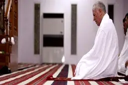 نماز هاشمی با لباس احرام/ عکس