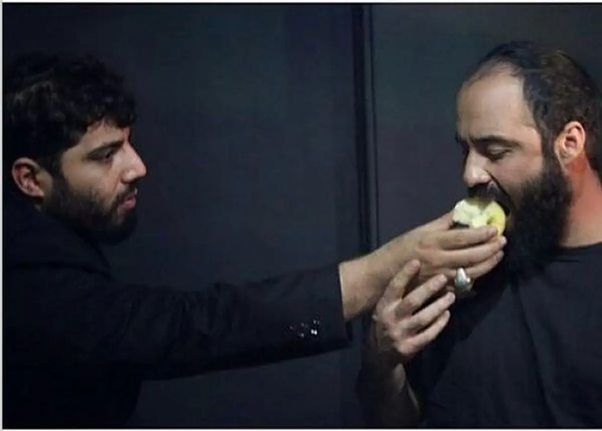 سیب خوردن به سبک دو مداح معروف/ عکس