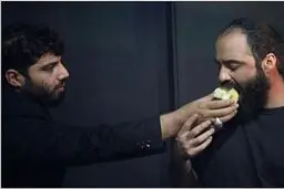 سیب خوردن به سبک دو مداح معروف/ عکس