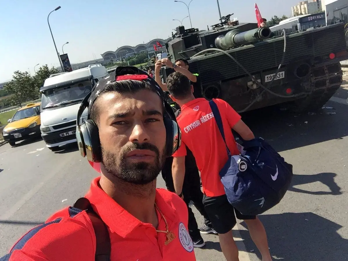 سلفی رامین رضاییان با تانک در استانبول/ عکس