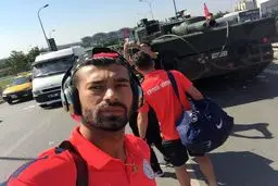 سلفی رامین رضاییان با تانک در استانبول/ عکس