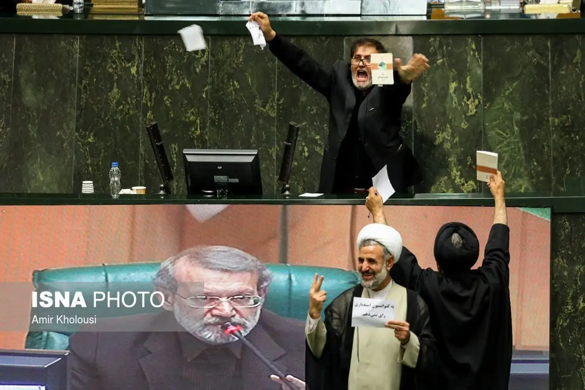 خنده ها و فریادهای دو نماینده مخالف / عکس