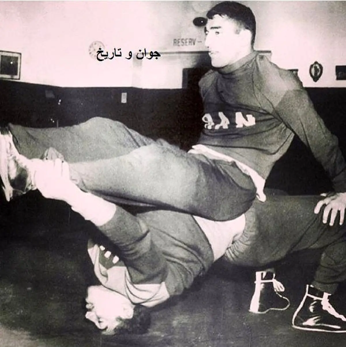 تصویری از تمرینات عجیب جهان پهلوان تختی و پهلوان عباس زندی