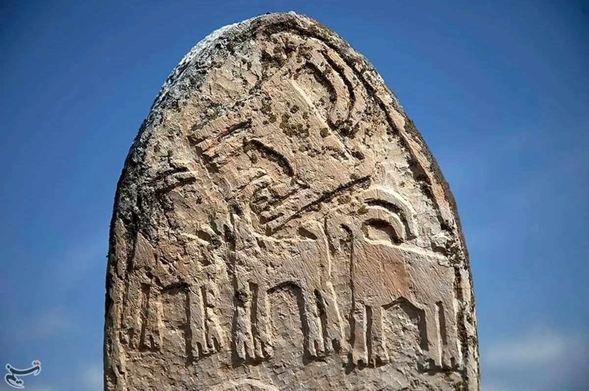 گورستانی با سنگ‌قبرهای عجیب و تاریخی در کرمانشاه/تصاویر