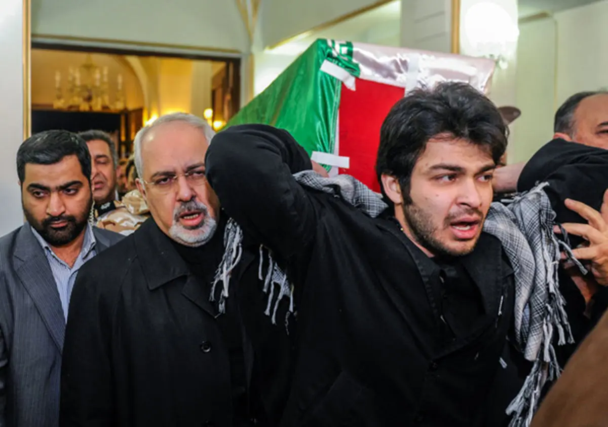 حاشیه‌های تصویری استقبال ظریف از پیکر شهید اسدی/ از در آغوش کشیدن فرزند دیپلمات ایرانی در یمن تا قرار گرفتن در زیر تابوت