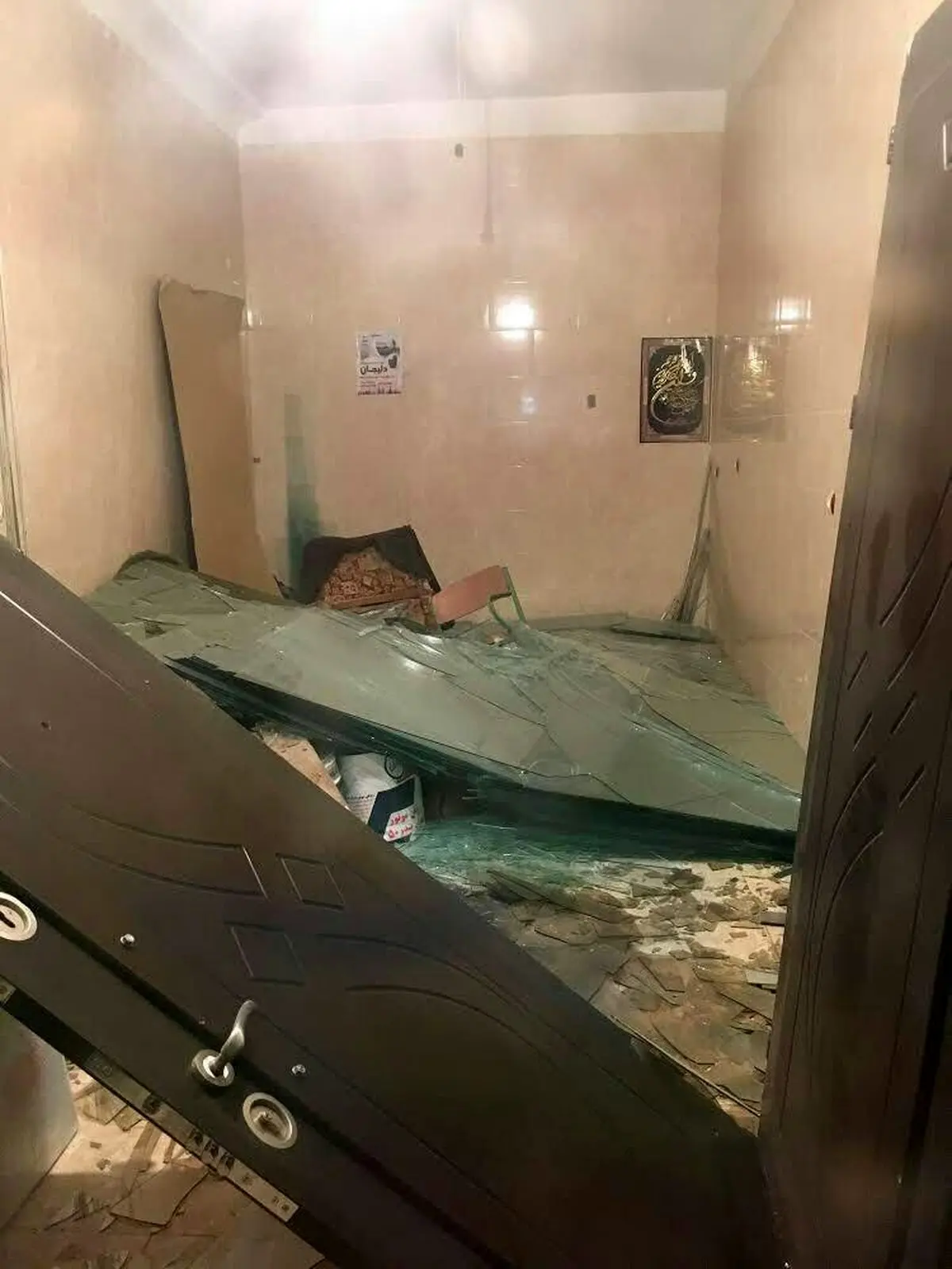 خسارات زلزله به یک مغازه شیشه بری در گیلان‌غرب/عکس