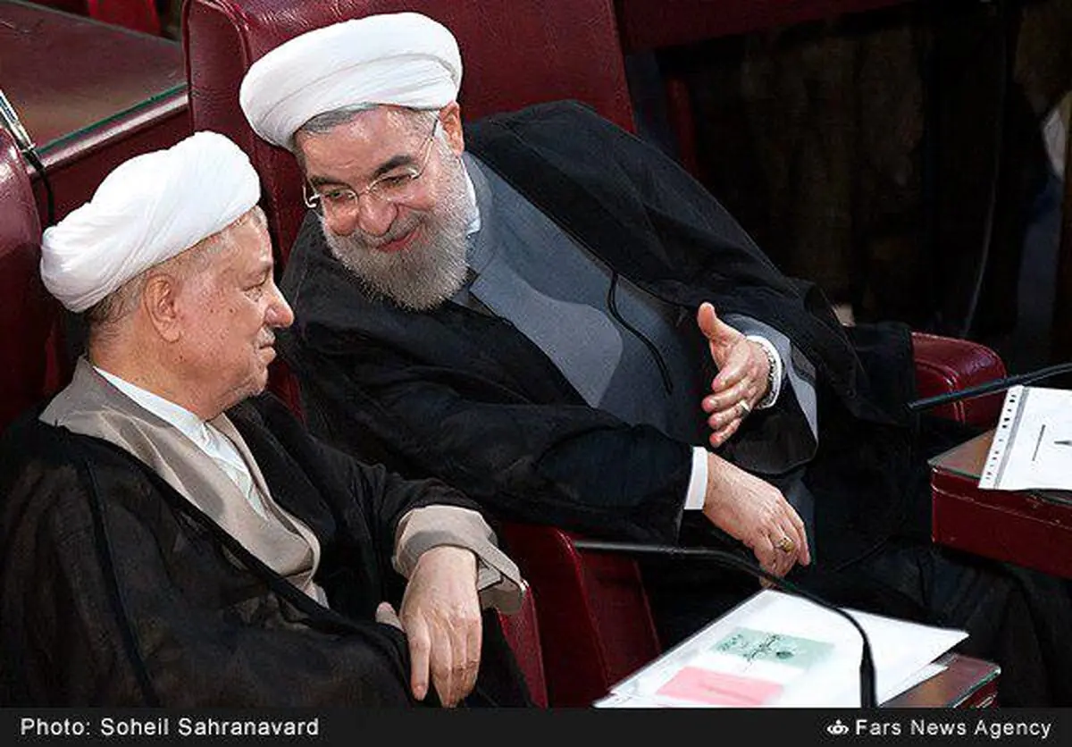 صحبت های درگوشی هاشمی و روحانی/عکس