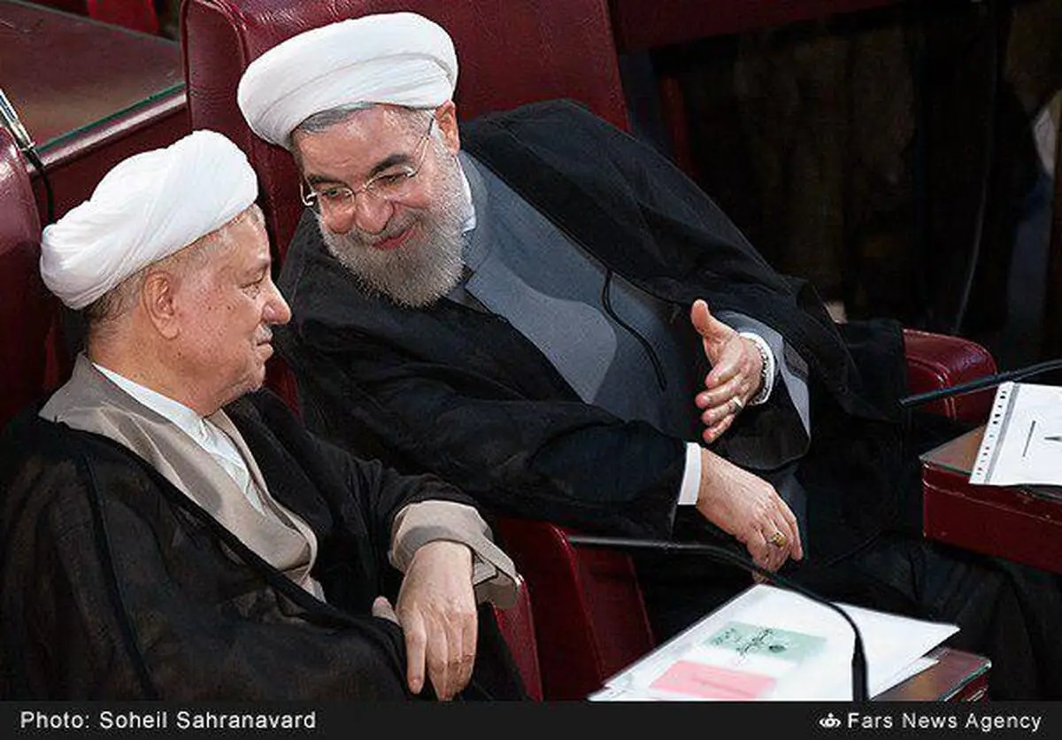 صحبت های درگوشی هاشمی و روحانی/عکس