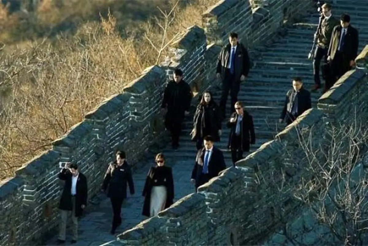 ملانیا ترامپ درحال قدم زدن برروی دیوار چین! عکس