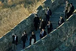 ملانیا ترامپ درحال قدم زدن برروی دیوار چین! عکس