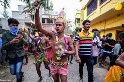 راهپیمایی هندو‌ها با جمجمه انسان! +عکس‌ها