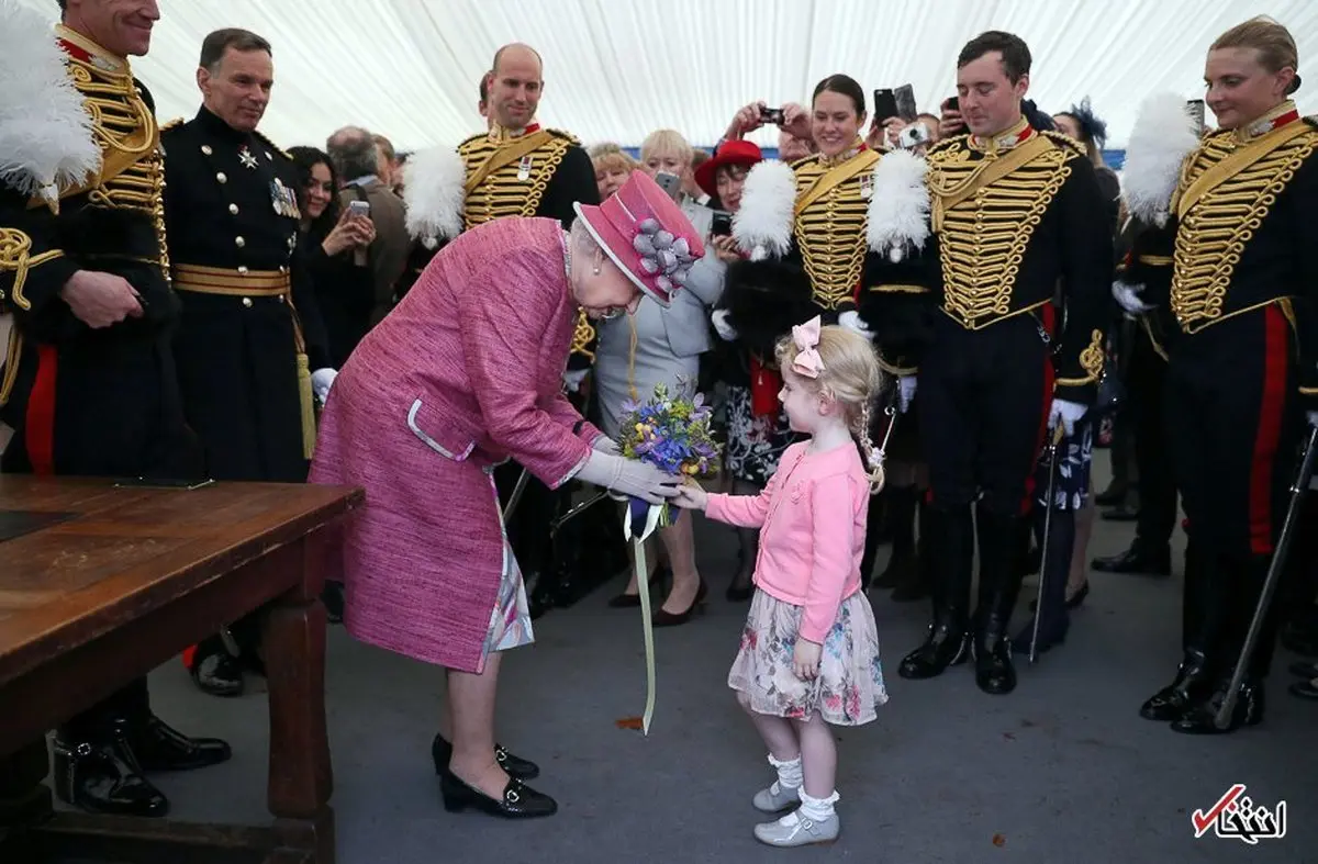 وقتی ملکه انگلیس برای یک کودک سر خم می‌کند/عکس