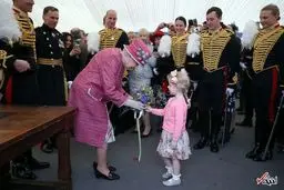 وقتی ملکه انگلیس برای یک کودک سر خم می‌کند/عکس