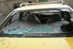 حمله با سنگ و چوب و اسپری فلفل به خودروی مطهری/عکس