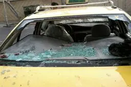 حمله با سنگ و چوب و اسپری فلفل به خودروی مطهری/عکس