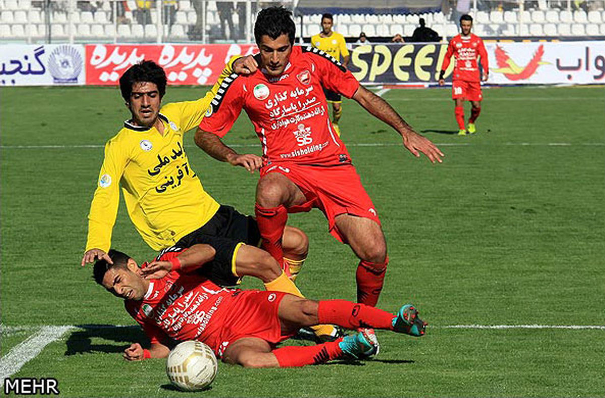 توقف پرسپولیس برابر آلومینیوم/ گلمحمدی اخراج شد