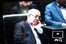 خواب و بیدار نعمت‌زاده در زمان سخنرانی رئیس‌جمهور/ عکس