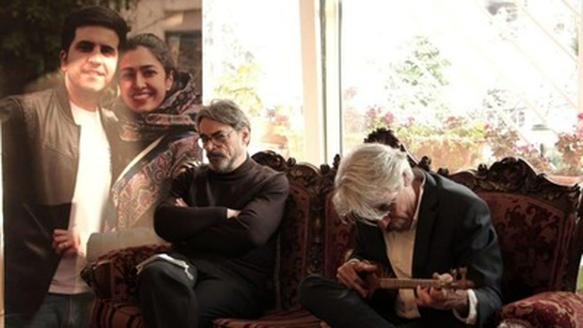 تصاویر نوازندگی کیهان کلهر به یاد یکی از کشته شدگان حادثه هواپیمای اوکراینی