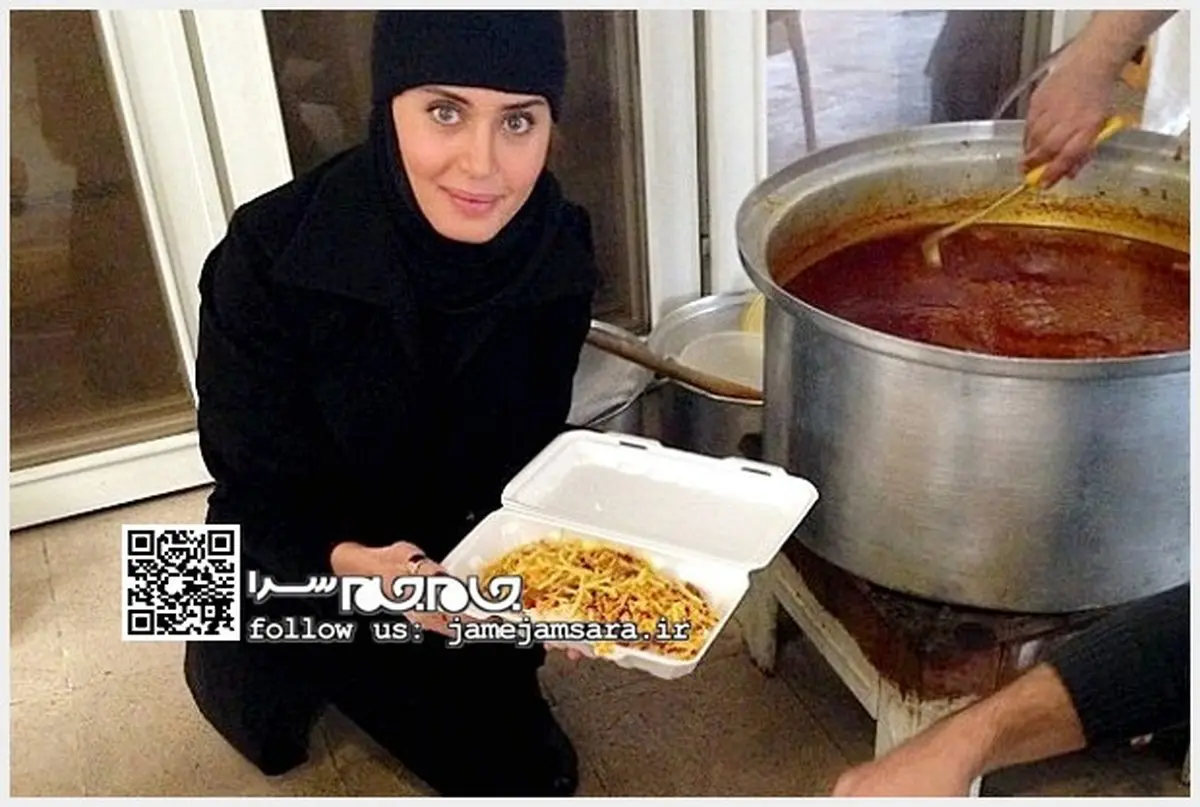 عکس/ الناز شاکردوست در حال توزیع غذای نذری