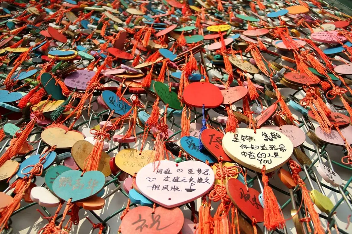 قفل روی دیوار "عفاف عشاق" در شاندونگ چین/عکس