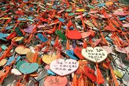 قفل روی دیوار "عفاف عشاق" در شاندونگ چین/عکس