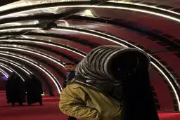 عکس/ اعتراض عجیب یک هنرمند به فرش قرمز
