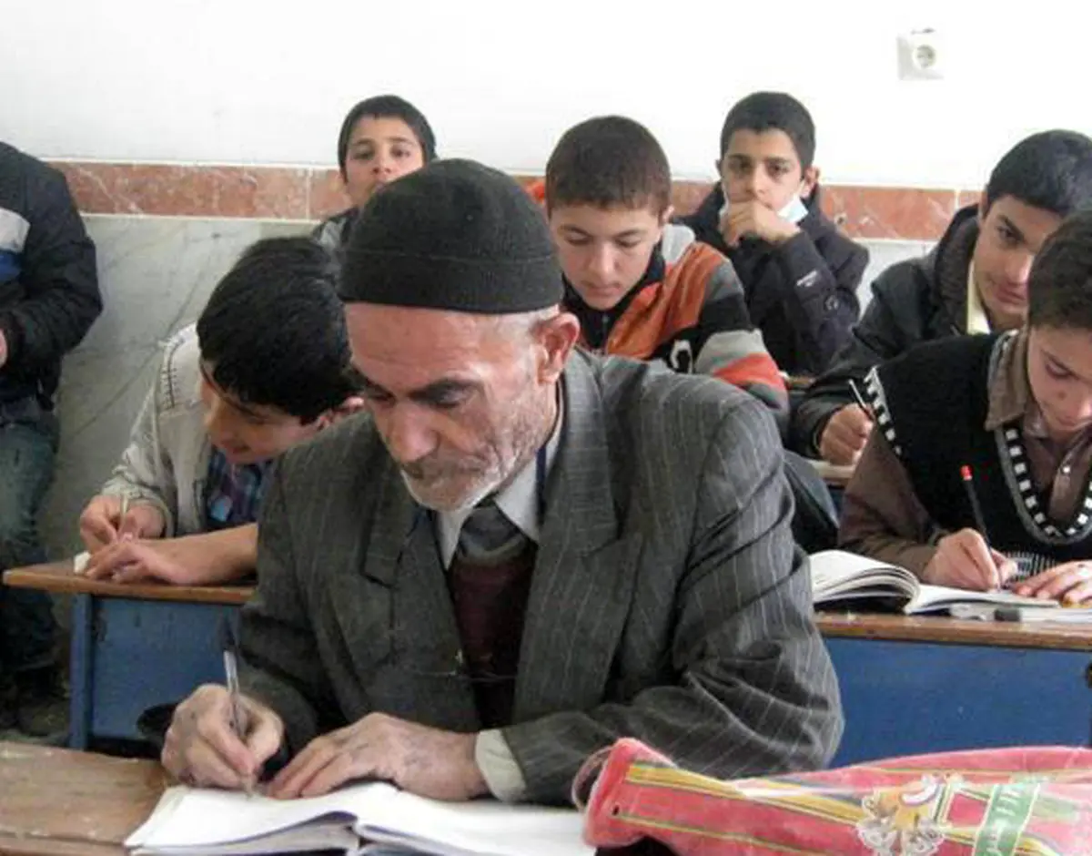 پیرمرد 79 ساله ملایری در کلاس درس/ عکس