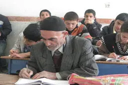 پیرمرد 79 ساله ملایری در کلاس درس/ عکس