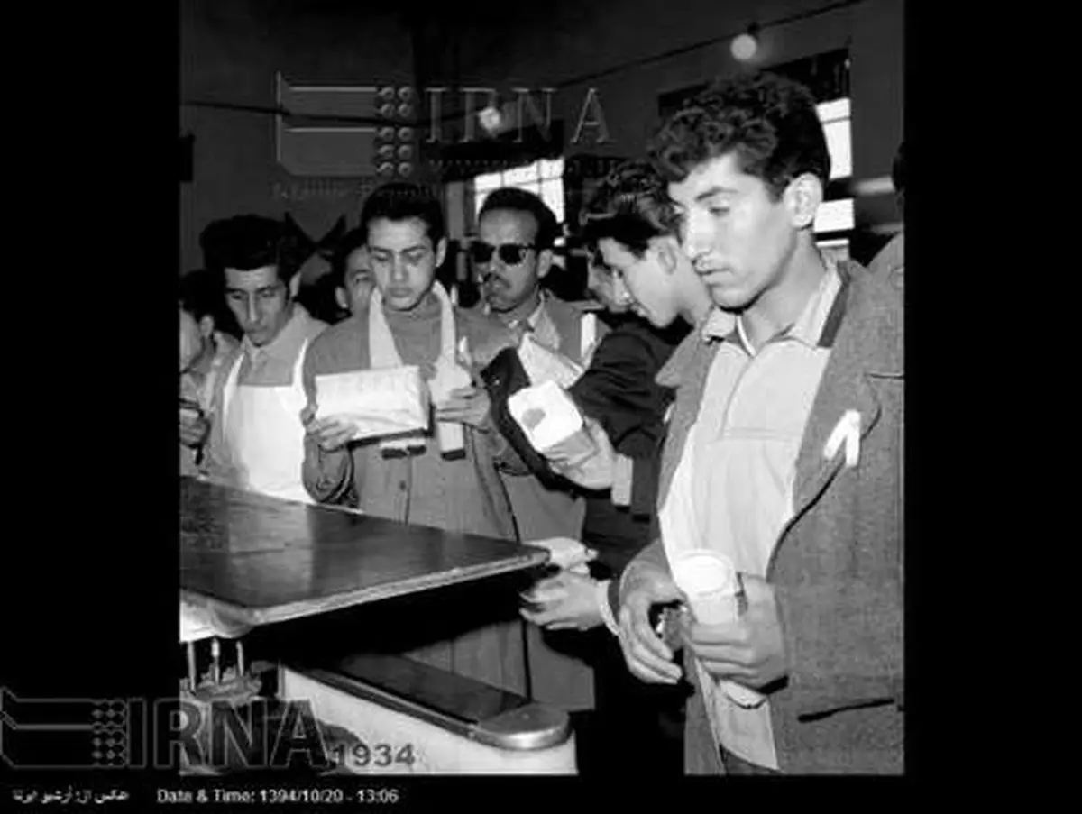 بازدید مردم در سال 40 از کارخانه های سیلو و نان ماشینی/ تصاویر