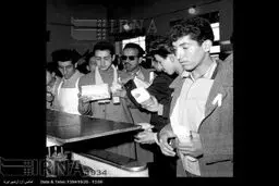بازدید مردم در سال 40 از کارخانه های سیلو و نان ماشینی/ تصاویر