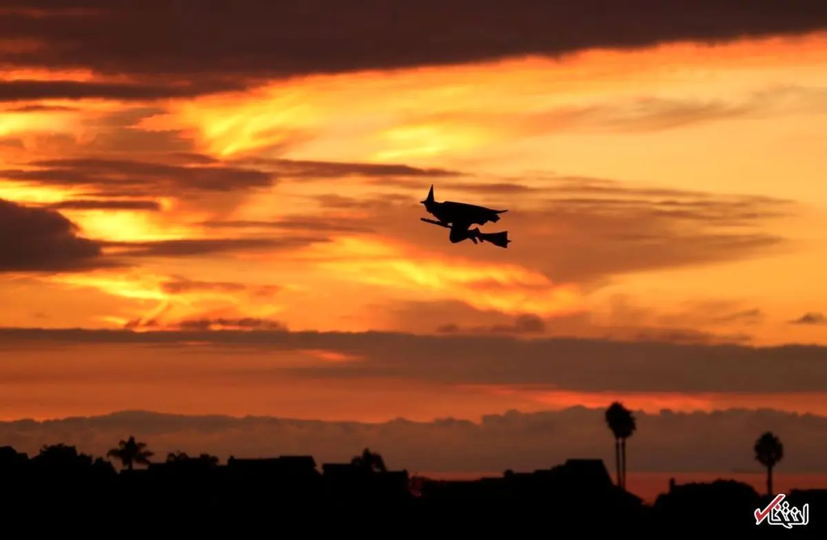 پرواز یک جادوگر با جارو هنگام غروب آفتاب در کالیفرنیا/عکس
