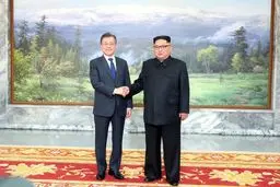 دیدار غیرمنتظره این و اون در مرز دو کره/تصاویر