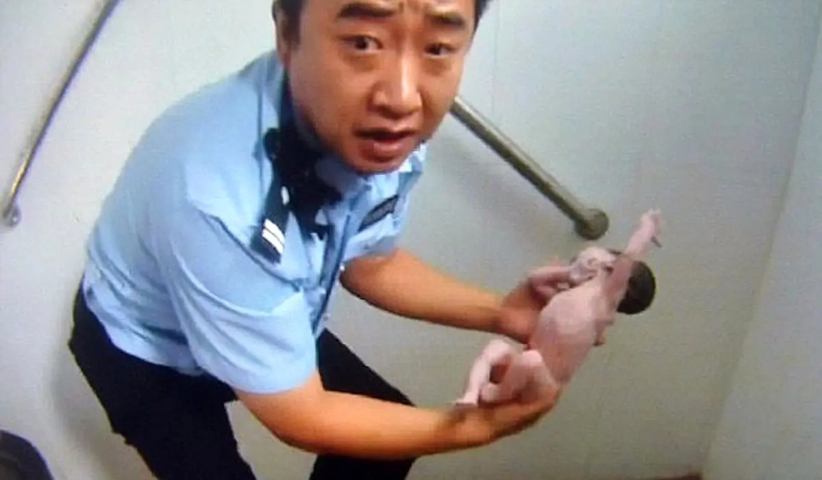 تولد نوزادی داخل توالت /عکس