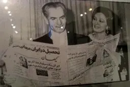 شاه در حال خواندن روزنامه کیهان/عکس