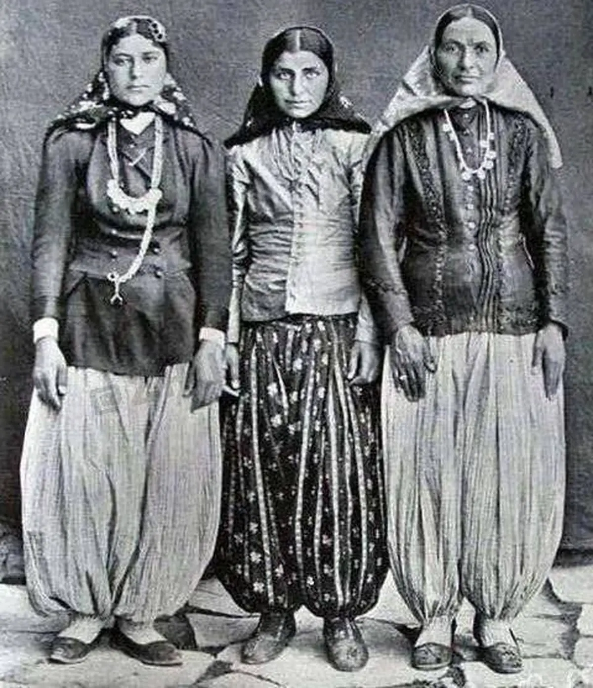 تیپ دختران بالا شهر تهران در زمان قاجار/عکس