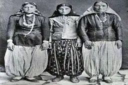 تیپ دختران بالا شهر تهران در زمان قاجار/عکس