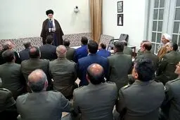 دیدار فرمانده کل ارتش و جمعی از فرماندهان نیروی زمینی با رهبرانقلاب/تصاویر