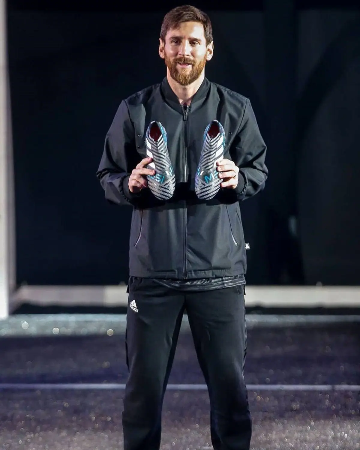 ستاره بارسلونا از کفش‌های جدیدش رونمایی کرد/عکس