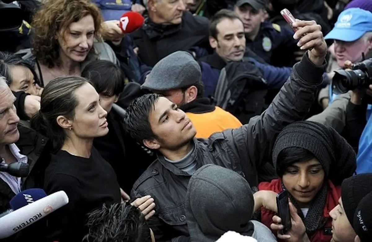 سلفی گرفتن مهاجران با آنجلینا جولی / بازیگر هالیوودی زیر باران شدید در کمپ مهاجران