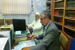 آیت‌الله مکارم شیرازی در حال کار با رایانه/عکس