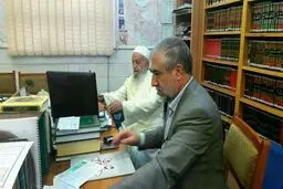 آیت‌الله مکارم شیرازی در حال کار با رایانه/عکس