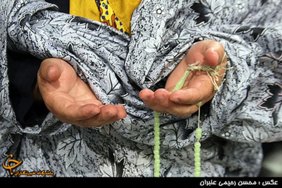 مردمانی که به شکرانه بهبود مقام معظم رهبری، دست به دعا شدند/ تصاویر