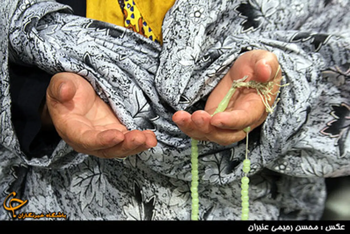مردمانی که به شکرانه بهبود مقام معظم رهبری، دست به دعا شدند/ تصاویر