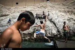 آب تنی کودکان در چشمه علی/تصاویر