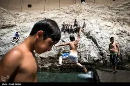 آب تنی کودکان در چشمه علی/تصاویر